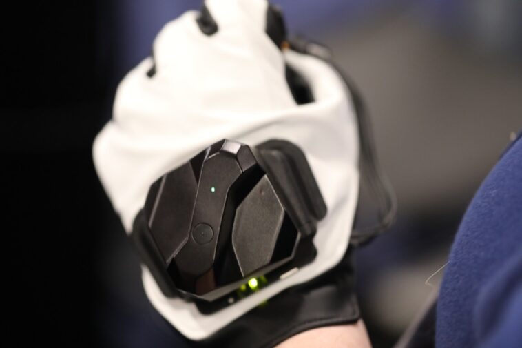Es como el Power Glove, pero para VR