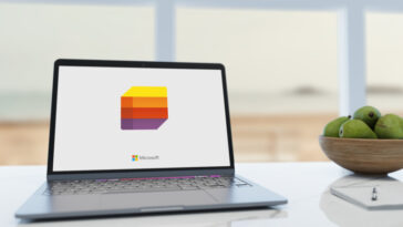 Una computadora con el logo de Microsoft Lists.