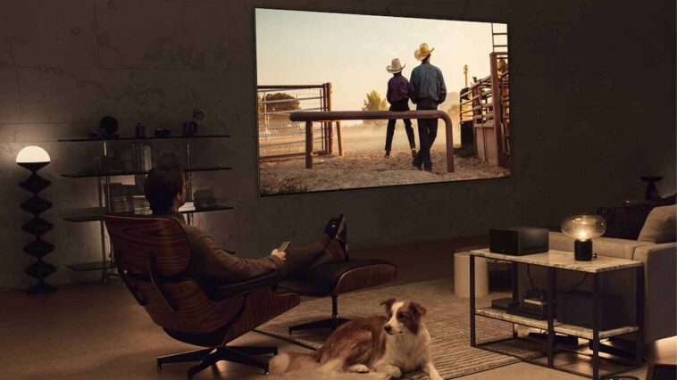 Buena suerte para encontrar una pared lo suficientemente grande para el LG M3.