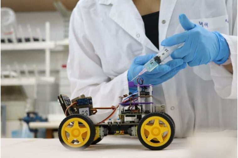 Un robot capaz de "oler" utilizando un sensor biológico