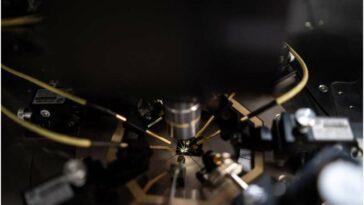 Una red neuronal de creencias profundas basada en sinapsis memristivas de silicio