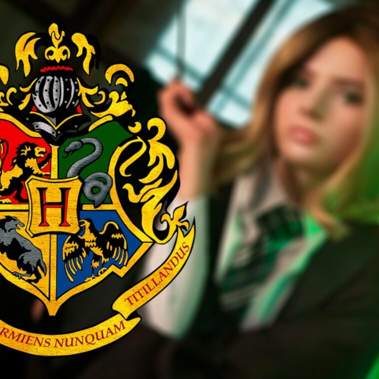 Jay Aberford celebra el lanzamiento de Hogwarts Legacy en cosplay de Slytherin