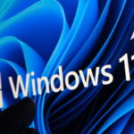 Logotipo de Windows 11 visto en la pantalla de la tableta y el usuario apuntándolo con el dedo.  Stafford, Reino Unido, 1 de julio de 2021