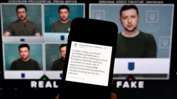 Un teléfono muestra una declaración del jefe de política de seguridad de Meta frente a un video falso del presidente ucraniano Volodymyr Zel