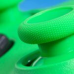 Cuidado con tus pupilas: lanzan un nuevo control para consolas Xbox, "Velocity Green"