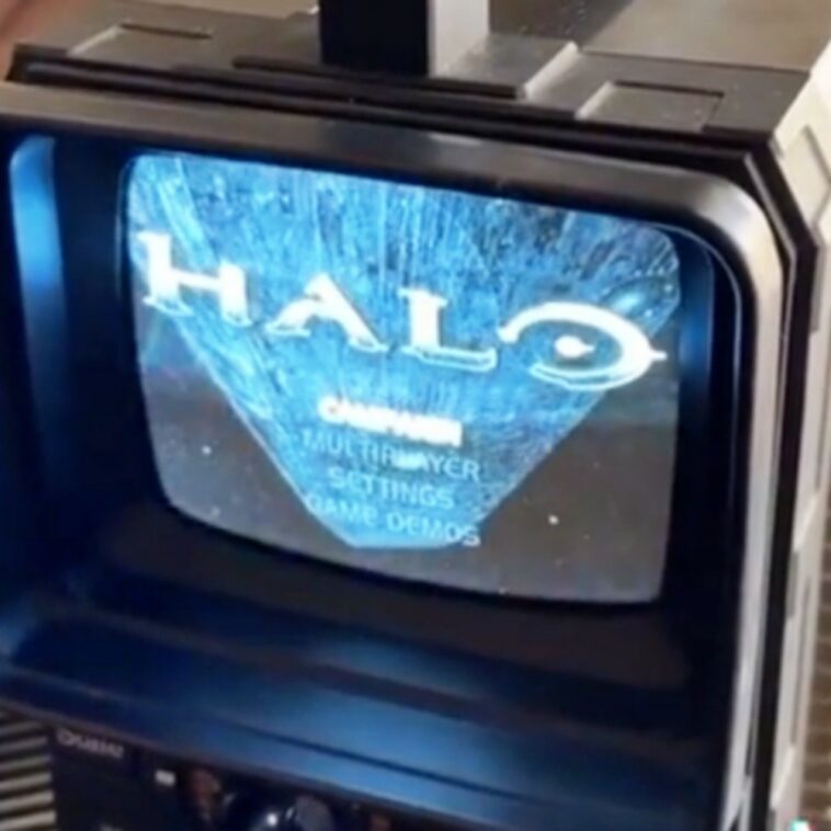 Gamer logra conectar la Xbox original a una televisión de 1977