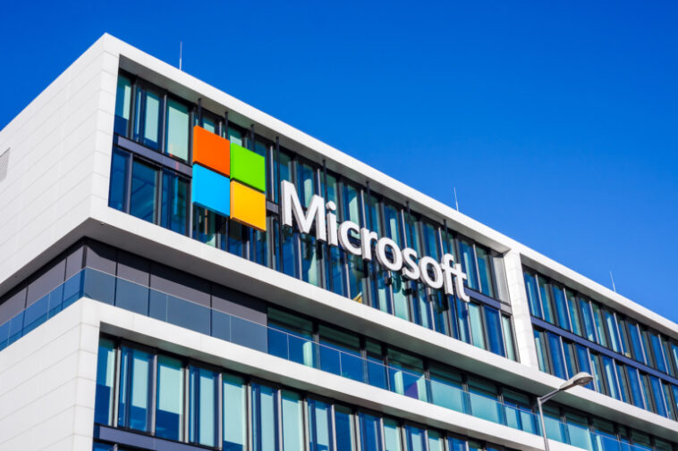 Logotipo de Microsoft en el edificio Microsoft de Munich.