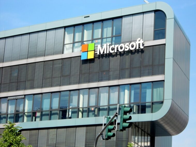 Un edificio de oficinas con un logotipo de Microsoft destacado en el exterior.