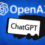 El logotipo de ChatGPT en un teléfono frente al logotipo de OpenAI.