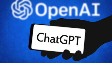 El logotipo de ChatGPT en un teléfono frente al logotipo de OpenAI.