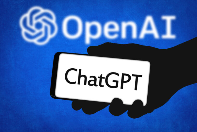 El logotipo de ChatGPT en un teléfono frente al logotipo de OpenAI.