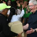 Mira la reacción de Tim Cook cuando un fan trae un Macintosh antiguo a la inauguración de la Apple Store en Mumbai