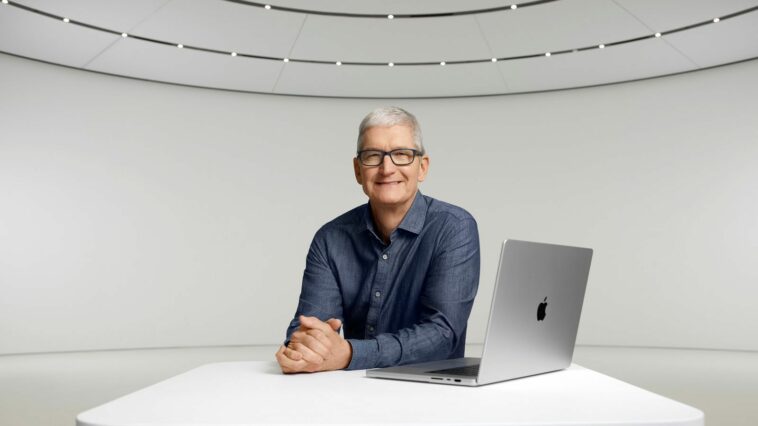 Tim Cook dice que Apple aún no considera 'despidos masivos'