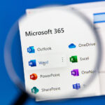 Microsoft 365 ejecutándose en Windows con una lupa mirando más de cerca.
