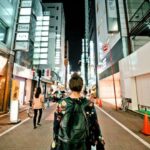 mujer caminando de noche