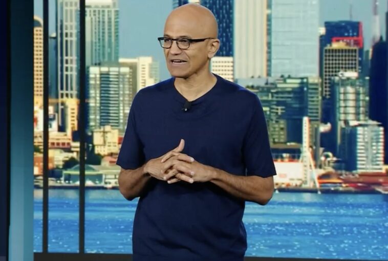 El presidente y director ejecutivo de Microsoft, Satya Nadella, presenta en el discurso de apertura de la conferencia Inspire el 18 de julio de 2023.