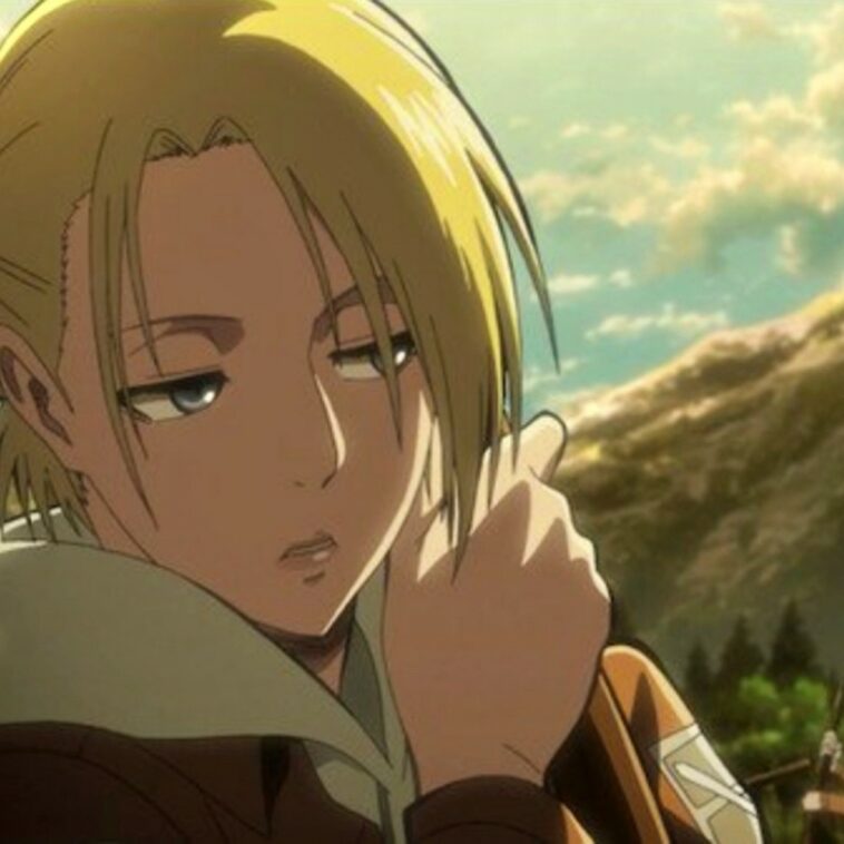 Modelo rusa nos deja sin aliento con cosplay de Annie Leonhart de Attack on Titan