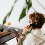 mujer en llamada telefónica en el trabajo