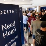 Los viajeros esperan en fila en el aeropuerto de Los Ángeles, California, el 19 de julio de 2024, luego de un colapso informático global que afectó a aerolíneas, bancos, emisoras y otras empresas.