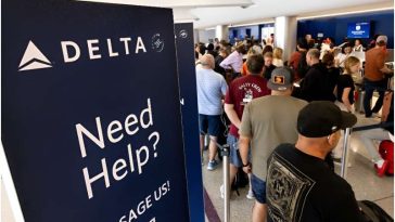 Los viajeros esperan en fila en el aeropuerto de Los Ángeles, California, el 19 de julio de 2024, luego de un colapso informático global que afectó a aerolíneas, bancos, emisoras y otras empresas.