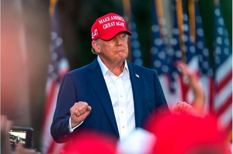 El candidato presidencial republicano Donald Trump hace un gesto durante un mitin en Doral, Florida