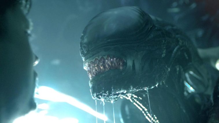 Alien: Romulus intenta capturar de cerca lo que hace que el xenomorfo sea aterrador, pero termina haciendo muecas frente a la cámara unas cuantas veces.