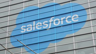 Salesforce podría comenzar a cobrar por cada chat de IA