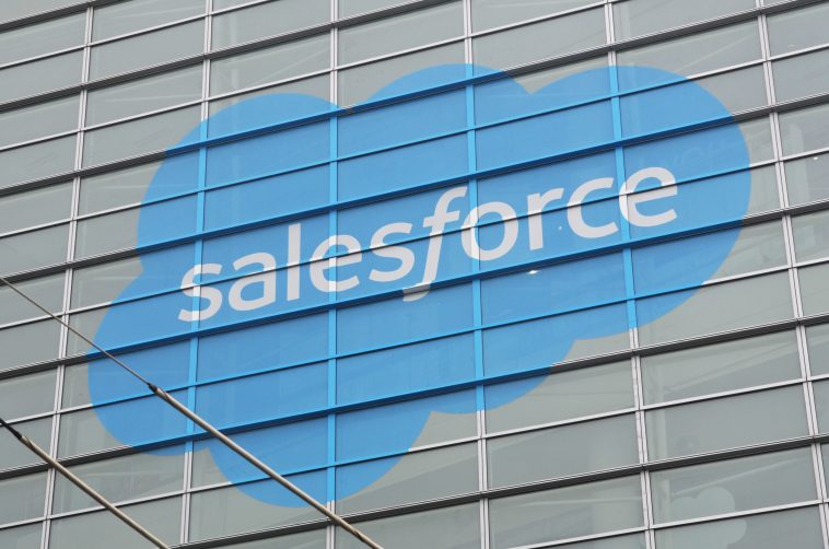 Salesforce podría comenzar a cobrar por cada chat de IA