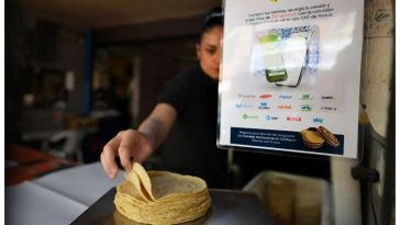 Un cartel en una tienda de la Ciudad de México informa a los clientes sobre una nueva aplicación que pueden usar para comprar tortillas.