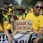 Los partidarios del expresidente brasileño Jair Bolsonaro (2019-2022) sostienen un cartel de agradecimiento al propietario de la plataforma de redes sociales X, Elon Musk, durante una manifestación del Día de la Independencia en Sao Paulo, Brasil, el 7 de septiembre de 2024.