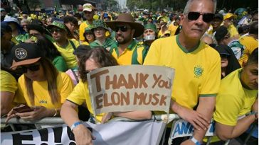 Los partidarios del expresidente brasileño Jair Bolsonaro (2019-2022) sostienen un cartel de agradecimiento al propietario de la plataforma de redes sociales X, Elon Musk, durante una manifestación del Día de la Independencia en Sao Paulo, Brasil, el 7 de septiembre de 2024.