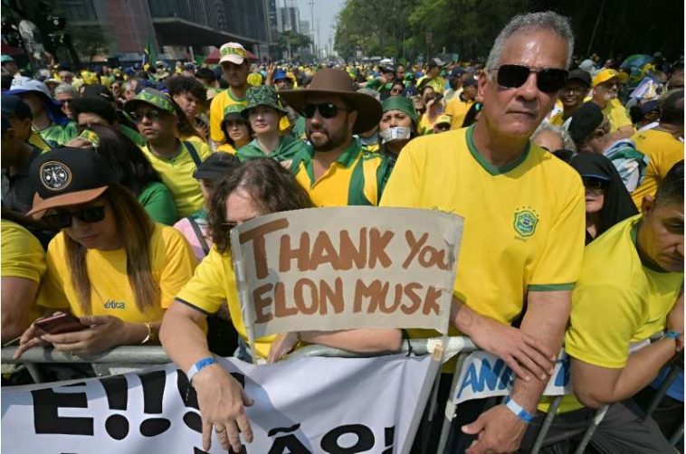 Los partidarios del expresidente brasileño Jair Bolsonaro (2019-2022) sostienen un cartel de agradecimiento al propietario de la plataforma de redes sociales X, Elon Musk, durante una manifestación del Día de la Independencia en Sao Paulo, Brasil, el 7 de septiembre de 2024.