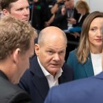 El canciller alemán Olaf Scholz (centro) asiste a la inauguración del centro de datos cuánticos de IBM en Ehningen, sur de Alemania.