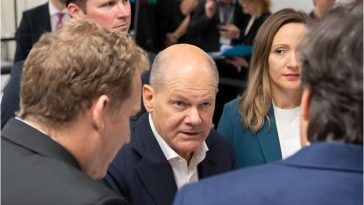 El canciller alemán Olaf Scholz (centro) asiste a la inauguración del centro de datos cuánticos de IBM en Ehningen, sur de Alemania.