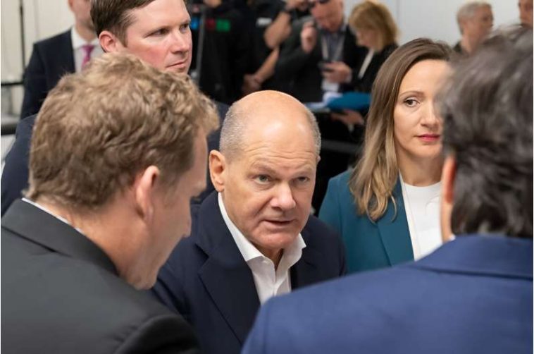 El canciller alemán Olaf Scholz (centro) asiste a la inauguración del centro de datos cuánticos de IBM en Ehningen, sur de Alemania.