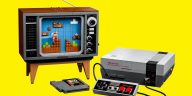 Sistema de entretenimiento Lego Nintendo con televisor CRT, controlador NES y cartucho de Super Mario Bros.