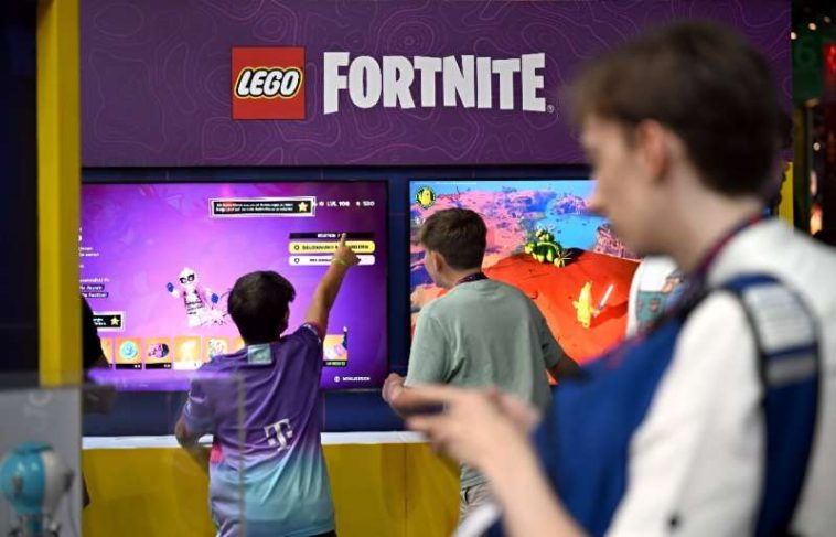 Permitir a los padres limitar el juego diario de 'Fortnite' de sus hijos se suma a controles que incluyen filtrar el lenguaje maduro y restringir con quién pueden chatear en el juego de supervivencia Battle Royale.