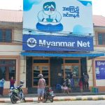 La gente espera afuera de una tienda de Internet en Naypyidaw, la capital de Myanmar, el 16 de marzo de 2021, poco después de un golpe de estado.