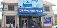 La gente espera afuera de una tienda de Internet en Naypyidaw, la capital de Myanmar, el 16 de marzo de 2021, poco después de un golpe de estado.