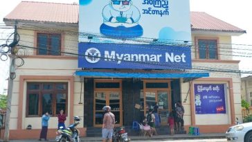 La gente espera afuera de una tienda de Internet en Naypyidaw, la capital de Myanmar, el 16 de marzo de 2021, poco después de un golpe de estado.