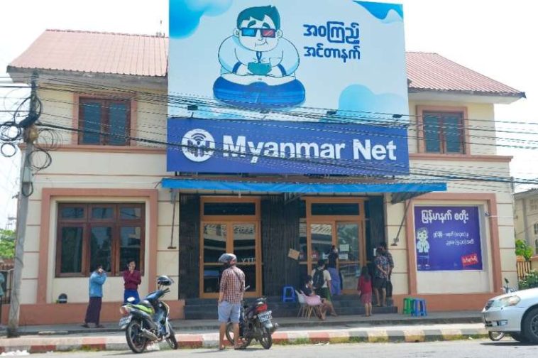 La gente espera afuera de una tienda de Internet en Naypyidaw, la capital de Myanmar, el 16 de marzo de 2021, poco después de un golpe de estado.