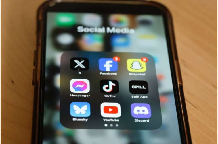 La legislación australiana podría obligar a las empresas de redes sociales a tomar medidas para impedir que menores de 16 años accedan a plataformas como X, TikTok, Facebook e Instagram.