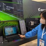 Mia Qu de Gigabyte Technology señala una computadora portátil para juegos mejorada con un chip Nvidia ultrarrápido mientras las capacidades de inteligencia artificial se dirigen a las computadoras personales durante el Consumer Electronics Show (CES) en Las Vegas, Nevada, el 9 de enero de 2025.