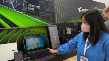 Mia Qu de Gigabyte Technology señala una computadora portátil para juegos mejorada con un chip Nvidia ultrarrápido mientras las capacidades de inteligencia artificial se dirigen a las computadoras personales durante el Consumer Electronics Show (CES) en Las Vegas, Nevada, el 9 de enero de 2025.