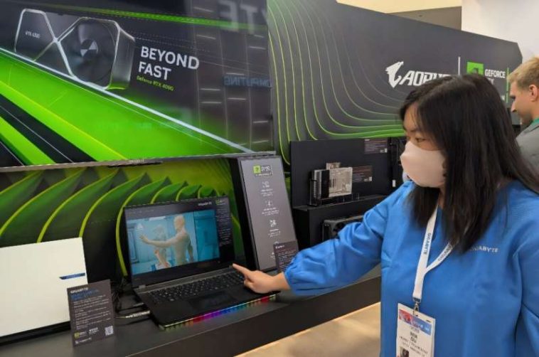 Mia Qu de Gigabyte Technology señala una computadora portátil para juegos mejorada con un chip Nvidia ultrarrápido mientras las capacidades de inteligencia artificial se dirigen a las computadoras personales durante el Consumer Electronics Show (CES) en Las Vegas, Nevada, el 9 de enero de 2025.