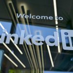 Linkedin demandado por entrenar IA en los mensajes privados de los usuarios