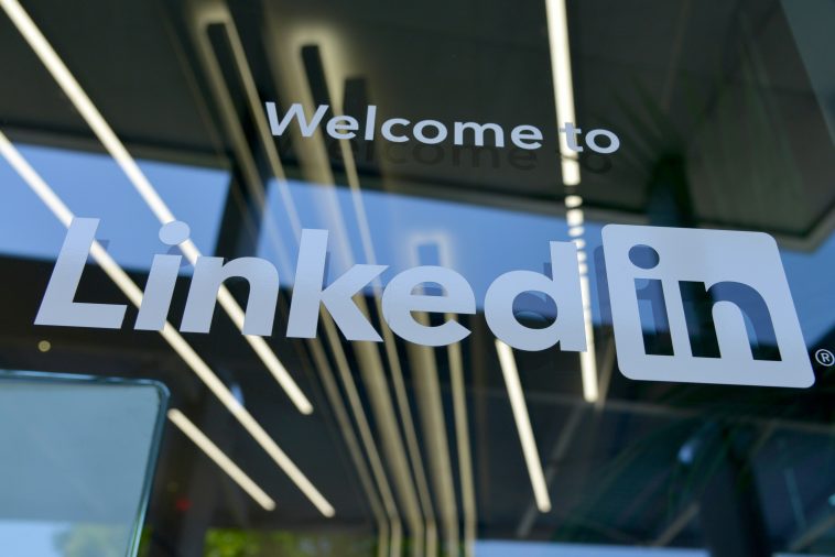 Linkedin demandado por entrenar IA en los mensajes privados de los usuarios