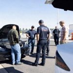 Los bomberos aprenden de los expertos del INL sobre baterías de vehículos eléctricos y seguridad