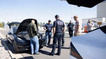 Los bomberos aprenden de los expertos del INL sobre baterías de vehículos eléctricos y seguridad