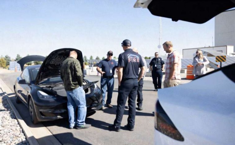 Los bomberos aprenden de los expertos del INL sobre baterías de vehículos eléctricos y seguridad